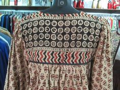 "Original 70s tunic. Made in India (pic.5). Hippy style. Boho fashion. Beige coloured with black and rust typical indian design. Round collar with braiding lace (pic.2). The long sleeves elastic is loose because of the passing time, but it's very easy to change it, if you want. Mint conditions. Size M Measurements: (lay flat and double chest) Shoulders 14.5\" chest 36.2\" sleeve length 23.6\" total length (from back neck bottom to hem) 52\". Vestito originale indiano anni 70. Made in India (foto Bohemian V-neck Tunic With Printed Motifs, Bohemian Kaftan For Navratri With Printed Motifs, Traditional Bandhani Print Kaftan For Festivals, Bohemian Multicolor Tunic With Printed Motifs, Bohemian Multicolor Printed Motifs Tunic, Bohemian Multicolor Printed Tunic, Traditional V-neck Blouse With Block Print, Traditional Long Kurta With Block Print, Bohemian Tunic With Printed Motifs For Festive Occasions