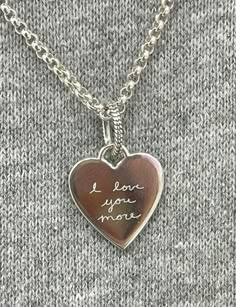 Heart Engraved Necklace, Pandora Pendant Necklaces, Jewelry Gift Aesthetic, Engraved Jewelry Ideas, Pandora Engraved Necklace, Pandora Necklace Aesthetic, Necklace Engraving Ideas, Pandora Engraving, Necklace From Boyfriend