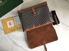 #Goyard Citadin# The name comes from the meaning of 'urban man' in French. It is equipped with a detachable shoulder strap, which can be used as a portable briefcase for business outings, and it can be worn elegantly in casual daily life. It is very functional and eclectic. Top BOX smooth cowhide➕Goyardine cotton linen canvas, full of luxury The new Goyard Citadin messenger bag is now available in Goyard Beijing, Shanghai, Shenzhen, Chengdu and Hong Kong boutiques.
This bag is only ️one size: b Designer Business Shoulder Bag With Leather Handles, Designer Shoulder Bag With Leather Handles For Business, Brown Office Briefcase With Dust Bag, Designer Business Satchel With Leather Handles, Luxury Shoulder Laptop Bag With Leather Handles, Luxury Laptop Shoulder Bag With Leather Handles, High-end Business Shoulder Bag Briefcase, High-end Business Briefcase Shoulder Bag, High-end Travel Briefcase With Removable Pouch