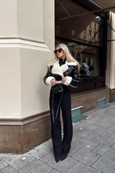 Winter Mode Outfits, Ladies Short Jackets, Mode Zara, Streetwear Mode, Aviator Jackets, Motorcycle Outfit, White Outfit, Cold Weather Outfits, Mode Inspo