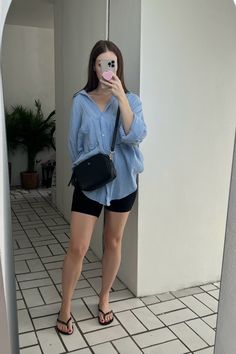 Oversized T Shirt Outfit Summer, Oversized Blue Shirt Outfit, Oversized Blue Shirt, Outfit Comodo, Blue Shirt Outfit, Linen Style Fashion, Outfits Gorditas, Outfits 2000s, Ideas De Outfits