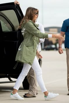 Side Pose, Look Adidas, Zara Jacket, Lady Style, 가을 패션, Sneakers Outfit, Looks Style, White Pants, First Lady