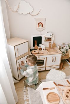 "The cooking play has nothing to do with gender and teaches children loads of important life skills. Let your little chef unleash talents and passions for cooking with this pretend play kitchen set! Ideal for imaginative role play, our kid's furniture is just a perfect size for a little cook. With a range of individual units (bake oven, cooking stove, kitchen cabinets, blackboard, etc.), each representing an essential element of the cooking process, all parts make an independent play and collabo Aesthetic Play Kitchen, Toddler Play Kitchen Area, Hearth And Hand Play Kitchen, Kitchen Play Area For Kids, Playroom Kitchen Area, Play Kitchen Set Up, Play Kitchen Organization, Play Kitchen Playroom, Daycare Kitchen