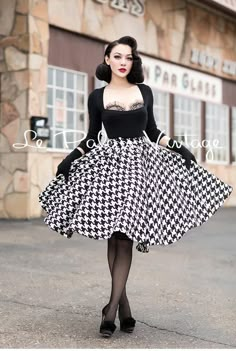 Vintage Pinup Outfits, Rockabilly Outfits For Women, Pinup Aesthetic, Stile Pin Up, Pin Up Goth, Mode Rockabilly, 50s Outfits, Pinup Style, Pin Up Outfits