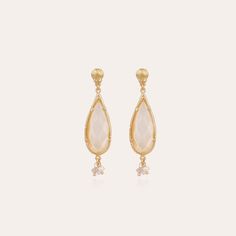 Boucles d'oreilles dorées à l'or fin, composées d'une nacre blanche sertie taillée en goutte facettée. Elles sont habillées d'une petite grappe de perles de rocaille colorées.<br />Longueur : 4 cm - Largeur : 1 cm<br />Poids (par boucle d'oreille) : 3 g Mother Of Pearl Earrings, Pop Bottles, Metal Earrings, Lifestyle Shop, Saint Tropez, Gold Plated Earrings, Chic Boutique, Fashion Stylist, Luxury Retail