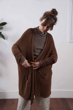 Dark Academia Coats & Jackets, Dark Brown Cardigan Outfit, Austin Vibes, Hand Knitted Sweaters For Women, Brown Cardigan Outfit, Big Cardigan, Cardigan Tutorial, Brown Kimono, Crochet Cardigan Tutorial