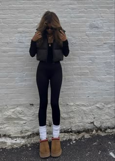 Fall Styled Outfits, Cute Fall Gym Outfits, Boston Fall Outfits October, Chicago Street Style Fall, Cropped Vest Outfit Street Styles, Cute Fall Outfits With Boots, Black Onesie Outfit Women, Short Vest Outfits For Women, Seattle Fall Outfits