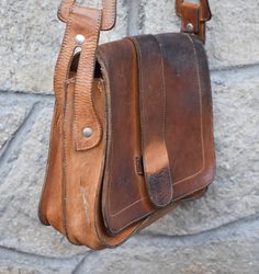 Vintage Vegetable-tanned Shoulder Bag For Daily Use, Retro Soft Leather Satchel, Vintage Brown Vegetable-tanned Shoulder Bag, Retro Leather Saddle Bag In Satchel Shape, Retro Leather Satchel Saddle Bag, Retro Leather Shoulder Bag With Leather Backing, Vintage Brown Saddle Bag With Soft Leather, Vintage Leather Shoulder Briefcase, Vintage Brown Soft Leather Saddle Bag