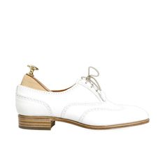 WOMEN OXFORD SHOES IN WHITE VITELLO Classic White Lace-up Leather Shoes, White Plain Toe Lace-up Shoes For Derby, White Lace-up Oxford Shoes, Luxury White Leather Shoes With Round Toe, Elegant White Flat Heel Dress Shoes, White Wingtip Oxfords With Brogue Detailing, Elegant White Low-top Leather Shoes, White Flat Heel Dress Shoes For Business, Elegant White Round Toe Oxfords