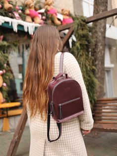 We have designed a city backpack in an urban casual style, perfect for most everyday outfits. Whether it's pants and boots, jeans and ankle boots, or a dress and sneakers, our leather backpack complements them all seamlessly. Short Description: Leather material No lining Marsala smooth (More colors here - https://bit.ly/3R9MtGK) Model features: main compartment, 1 internal pocket, 1 external pocket with a zipper Completely handmade Product size: 28 x 23 x 10 cm (11 x 9 x 4 inches) Note: Item col Backpack Minimalist, Backpack Luxury, Dress And Sneakers, Boots Jeans, City Backpack, Minimalist Backpack, Minimalist Bag, Model Features, Small Backpack