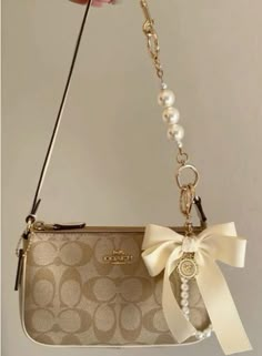 Ac New Leaf, Luxury Bags Collection, Handbag Essentials, Cute Handbags, Luxury Purses, Girly Accessories