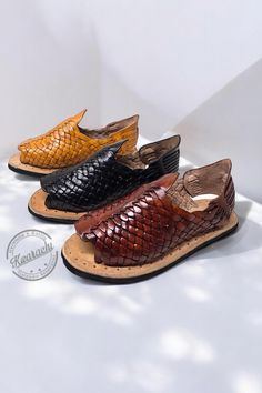 Discover the true essence of Mexican craftsmanship with our authentic huaraches, traditionally made just like our ancestors did. Each pair of huaraches is a handcrafted masterpiece, handcrafted by expert artisans using techniques passed down from generation to generation. Featured Features: Material: High quality genuine leather ensures durability and comfort with every step. Sole: Authentic recycled tire sole, providing exceptional traction and long life. This detail not only highlights traditi Mexican Sandals, Black Honey, Different Outfits, Mens Sandals, Long Life, Traditional Style, Classic Black, Timeless Fashion, Shoes Mens