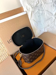 Size: 19cm*13cm*11cm It comes with Dust box, Care manual, Tag, and Paper bag. Louis Vuitton Women, Everyday Luxuries, Timeless Handbag, Wallet Fashion, Luxe Fashion, Vuitton Bag, Bags Designer Fashion, Exclusive Bag, Beautiful Packaging