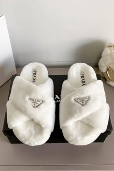 Comfy Slides, Stile Blair Waldorf, Fluffy Shoes, Prada Triangle, Shoes Comfy, Plush Slippers, Hype Shoes, Girly Shoes, Slippers Women