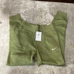 Nike Green Joggers Nwt Standard High Rise Fit Small Smoke/Pet Free Home Nike Green Sweatpants For Loungewear, Nike Green Loungewear Bottoms, Nike Green Loungewear Pants, Nike Green Bottoms, Spring Nike Pants, Green Joggers, Nike Green, Nike Pants, Track Pants