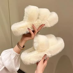 Pantoufles pelucheuses mignonnes pour dames, pantoufles à bout ouvert en fourrure 









 Détails:




 Type de chaussures: Pantoufles en fourrure pour la maison

 Scène : Intérieur

 Matériau supérieur: Fourrure

 Hauteur du talon : moyen (3 cm-5 cm)

 Saison : hiver

 Type de talon : Plat avec

 Type d'article : pantoufles

 Élément de mode : fausse fourrure.

 Matériel Semelle extérieure: caoutchouc

 Avec plates-formes : Oui

 Hauteur de la plateforme : 0-3 cm

 Style: style coréen

 Matériau de la semelle intérieure : PU

 Forme: Solide

 Coupe : Ce modèle taille normalement, prenez votre taille habituelle

 Matériau de doublure: unité centrale 





















 Les délais de livraison sont compris entre 10 et 20 jours selon l'emplacement.



 Pour d'autres questions, n'hésit Faux Fur Sandals, Fur Sandals, Fur Heels, Womens Slides Sandals, Open Toe Slippers, Faux Fur Slippers, Winter Slippers, Fuzzy Slippers, Warm Slippers