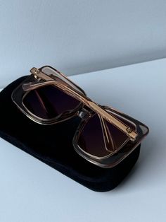 Dale un toque de lujo a tu look con las gafas de sol cuadradas extragrandes Gucci GG1314S. Elaboradas con lentes espejados color champán, estas gafas de sol ofrecen un llamativo marco de color rosa champán con detalles dorados, lo que las convierte en un accesorio ideal para una fashionista. El diseño liviano garantiza la máxima comodidad y estilo, perfecto para un día soleado. 




 Gafas de sol Gucci GG1314S 005.

 Forma cuadrada de gran tamaño.
 Protección 100% UVA y UVB.
 Tamaño de ojos de 55 mm. Tamaño del puente de 19 mm. Tamaño de patillas de 140 mm.
 Hecho en Italia.
 Viene con un estuche rígido de terciopelo en tonos joya de Gucci, una bolsa de satén, un paño de limpieza y tarjetas.
 100% auténtico y sin uso. Elegant Gold Shield Sunglasses With Uv Protection, Luxury Gold Cat Eye Sunglasses For Party, Gold Aviator Sunglasses With Tinted Square Frame, Gold Square Frame Aviator Sunglasses With Tinted Lenses, Luxury Cat Eye Sunglasses With Gradient Lenses For Party, Chic Gold Aviator Sunglasses With Tinted Lenses, Chic Shield Sunglasses With Square Glass Frame, Chic Shield Sunglasses With Square Frame, Chic Square Frame Shield Sunglasses