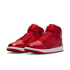 The Nike Womens Air Jordan 1 Mid SE in University Red Pomegranate is a bold and stylish sneaker that is sure to turn heads. This eye-catching shoe features a smooth leather base with glossy synthetic leather overlays, and is accented with perforated toe box and retro Wings logo on the lateral collar flap. The sneaker rides atop a rubber cupsole and is enhanced with an Air-sole heel unit encapsulated in lightweight polyurethane, making it both comfortable and stylish. Womens Air Jordan 1, Jordan Air 1 Mid, Womens Air Jordan, Wmns Air Jordan 1, Jordan Model, Air Jordan 1 Mid Se, Jordan 11 Retro Low, Womens Air Jordans, Red Pomegranate