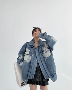 A denim jacket with a layered design.

A light and easy-to-wear outerwear that is suitable for the change of seasons.

We recommend not only mannish outfits, but also sweet and spicy outfits paired with feminine items.
◾️Model
Height/Weight：158cm(62.2in)/40kg(88.1lb)
Fitting Size：L




Size (cm)
Length
Chest
Shoulder
Sleeve Length


M
69
118
60
60


L
71
122
62
61


XL
73
126
64
62


2XL
75
130
66
63 Oversized Long Sleeve Denim Jacket, Washed Blue Denim Jacket For Day Out, Oversized Washed Outerwear For Day Out, Light Wash Distressed Denim Jacket, Oversized Long Sleeve Trendy Denim Jacket, Trendy Oversized Long Sleeve Denim Jacket, Trendy Light Wash Cotton Outerwear, Light Wash Outerwear With Pockets For Day Out, Long Sleeve Washed Blue Denim Jacket For Fall