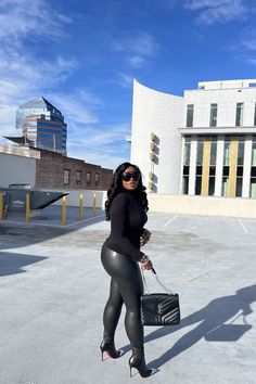 Leggings Outfit Black Women, Black Leather Leggings Outfit, Curvy Casual Outfits, Leather Leggings Outfit, Plus Size Baddie Outfits, Black Leather Leggings, Winter Fashion Outfits Casual, High Waist Fashion, Bang Bang