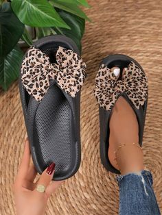 2024 Summer Resort Style Thick-Soled Slipper: Khaki Handmade Beach San Flip Flops Outfit, Flops Outfit, Bow Flip Flops, Beach Getaway, Trending Sandals, Khaki Fashion, Beach Slippers, Stylish Sandals, Vacation Style