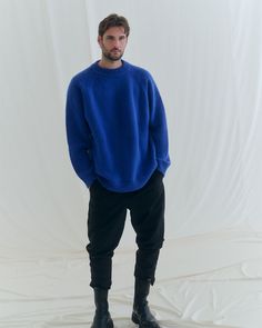 made in Italy oversized, gerade Passform Rundhalskragen Rippenbündchen an Kragen und Ärmelsaum überschnittene Schultern Das Model (1,89m) trägt die Größe L Sweater Oversize, Sweater Oversized, Collar And Cuff, Neck Collar, Knitted Sweater, Drop Shoulder, The Model, Knitted Sweaters, Outlet