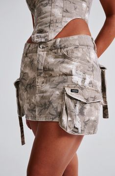 We're crushinÃƒÂ¢Ã¢â€šÂ¬Ã¢â€žÂ¢ on cargo print! Introducing the IT piece of new season, the Billie mini, inspired by the cool 00s aesthetic. It sits slightly lower on the hips with multiple cargo pockets.Ãƒâ€šÃ‚Â 



Colour: Camo Print.

Unlined.

Premium cotton twill fabric.

Sits lower on the waist.

Multiple cargo pockets.

Belt loops and zip fly.

Mini length.

Model is an XS and is wearing an XS.

 Size: XS, S, M, L, XL, XXL Homecoming Dresses Corset, 00s Aesthetic, White Dress Spring, Midi Dress Wedding Guest, Long Sleeve Homecoming Dresses, Dr Closet, Split Long Dress, Homecoming Dresses Long, Maxi Dress Sale