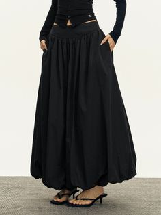 Discover the charm of effortless styling with our Flowy Maxi Bubble Skirt, a harmonious blend of function and fashion.Expertly crafted from 100% polyamide fiber, this skirt exhibits a luxurious texture and offers a breezy A-line silhouette. The low-waist design and solid color provide a street-style aesthetic with Euro Low Waisted Maxi Skirt Outfit, Skirts Long Aesthetic, Maxi Bubble Skirt, Long Bubble Skirt, Long Bubble Skirt Outfit, Bubble Hem Skirt, Maxi Pleated Skirt Outfit, Low Rise Long Skirt, Black Skirt Aesthetic