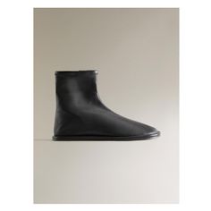 Flat leather ankle boots with topstitching detail on the upper. Zipper closure. Round toe. Flat Leather Ankle Boots, Leather T Shirt, Waistcoat Dress, Zara Leather, Blazer With Jeans, Tshirt Skirt, Kate Moss, Shoes Trainers, Black Ankle Boots