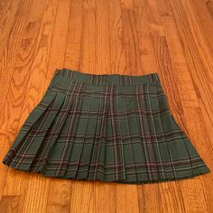 Perfect Condition. Pet And Smoke Free Home. Preppy Green Pleated Tennis Skirt, Preppy Green Lined Skirt, Preppy Green Lined Mini Skirt, Preppy Green Pleated Skirt, Green Mini Skirt For School, Green Pleated Preppy Skirt, Preppy Green Lined Skort, Green Lined Skirt Bottoms For School, Preppy Green School Bottoms