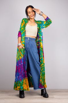 "Tie Dye Cardigan Kimono, Hippie Duster Vest with pockets, Festival Wrap Cape, Beach cover up PRODUCT SIZE : One Size Fits Most These are the exact measurements from the dress, measured whilst laying flat >> * Chest : 32\" up to 40\" * Shoulder to Shoulder : 14 \"  * Sleeve length from shoulder to hem : 21\" * Armhole : 16\" * Length : 48\" ( from shoulder to hem) NOTE :  * Model chest : 32\", waist : 24\" hips : 35\"  * Combined Height is 5\"6 > I'm 5\"2 (158cm) and I'm wearing 4\" heels in the Shibori Dress, Duster Vest, Cardigan Kimono, Tie Dye Cardigan, Festival Mode, Tie Dye Fashion, Shibori Tie Dye, Boho Kimono, Tie Dye Designs