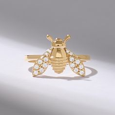 The 14k Solid Gold Bee Ring is a captivating statement piece, crafted to embody the beauty of nature. Featuring a detailed bee design adorned with pavé diamonds, this unique insect ring exudes elegance and charm. Perfect for those who love nature-inspired jewelry, this high-quality handmade gold ring is a striking addition to any collection. A timeless piece, it's ideal for women who appreciate intricate craftsmanship and bold, luxurious accessories. 𝐈𝐭𝐞𝐦 𝐃𝐞𝐭𝐚𝐢𝐥𝐬 * Gold KT: 10K, 14K, Bug Ring, Insect Ring, Handmade Gold Ring, Bee Ring, Insect Jewelry, Gold Bee, Nature Inspired Jewelry, Bee Design, Inspired Jewelry