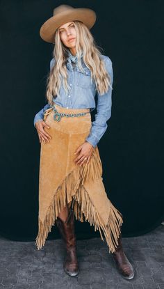 Skirt, Long Suede Leather with Fringe L659 – Memphis Grand® Skirt With Fringe, Suede Fringe Skirt, Cowboy Chic, Classy Cowgirl, Look Boho Chic, Wilde Westen, Looks Country, Fringe Fashion, Western Style Outfits