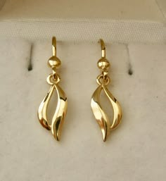 100% AUSTRALIAN MADE BRAND NEW GENUINE SOLID 9ct YELLOW GOLD  ELEGANT DESIGNER DANGLE EARRINGS Stunning, Beautifully Crafted with PRECISION and DETAIL  GENUINE SOLID GOLD   NOT FILLED   NOT PLATED  NOT HOLLOW HALLMARKED (Stamped) 9ct   Earring Width : 6 mm (widest point) Earring Length : 14 mm (not including hook)  20 mm (including hook) Earrings Weight : 1.75 grams approx. Our QUALITY is GUARANTEED. Buy with confidence. If you are not satisfied for any reason you can return it for a full refund Eyerings Gold Design Latest, Gold Earing Designs Unique, Earings Design Gold New Model, Gold Earing Design New, 2 Grams Gold Earrings Designs, Gold Jewellery Earrings, Elegant Gold Earrings, Gold Earrings Design, Gold Earing