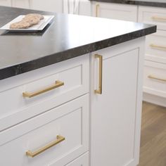 This Casual Square pull from Brainerd is a casual cabinet hardware design that can be used on a wide range of furniture pieces. Soft edges lend a laid-back charm to this pull. From kitchen cupboards to vanity drawer handles, the 5-pack of square pulls is a lovely addition to make your home feel polished. Brainerd Margaret 6-5/16-in , 160mm Center to Center Brushed Brass Rectangular Bar For Use on Appliances Drawer Pulls 5 -Pack in Gold | P48478W-117-B Brushed Gold Hardware Kitchen, White Kitchen Gray Countertops, Kitchen Grey Countertops, Brushed Gold Kitchen Hardware, Brushed Brass Kitchen Hardware, Gold Hardware Kitchen, Appliance Pulls Hardware, Gold Kitchen Hardware, Brass Kitchen Hardware