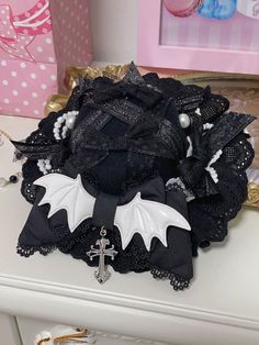 Cross Bat Wing Design Gothic Black Mini Hat Vroid Model, Head Peices, Black Rose Design, Witch Ideas, Wings Skeleton, Beaded Halloween, Dark Kawaii, Oc Outfits, Headpiece Accessories