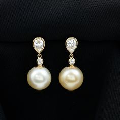 Détails du produit
Ces simples paires de boucles d'oreilles pendantes pour femmes sont ornées de moissanite de forme poire et ronde serties dans un cadre clos et d'une superbe perle des mers du Sud de 10 mm en guise de goutte, ce qui en fait un ajout indispensable à votre collection de bijoux. Les boucles d'oreilles pendantes en perles des mers du Sud conviennent à un usage quotidien et ajoutent également une touche élégante à votre tenue pour vos soirées spéciales.

Informations sur le produit Anniversary Bridal Earrings In Yellow Gold With Pearl Drop, Anniversary Bridal Earrings With Pearl Drop In Yellow Gold, Anniversary Yellow Gold Bridal Earrings With Pearl Drop, Formal Moissanite Bridal Earrings, Formal Yellow Gold Moissanite Earrings, Elegant Moissanite Bridal Earrings For Formal Occasions, Elegant Moissanite Bridal Earrings For Anniversary, Elegant Gold Diamond Earrings With Moissanite, Elegant Gold Moissanite Earrings