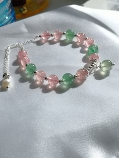 This is a bracelet made of natural crystal that can adjust the width. The red and green crystals match, very suitable for summer, and it is very suitable for young girls. Transparent Beads Bracelet, Pink And Green Beaded Bracelets, Crystal Bracelet Ideas, Crystal Bracelets Diy, Simplistic Jewelry, Cold Feeling, Winter Bracelet, Strawberry Crystal, Pinterest Jewelry