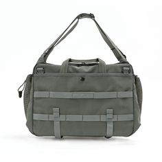 HARVEST LABELFLYER’S 70XX×WINGMAN /フライヤーズ 70XX × ウイングマン 4WAY BAG/ショルダー・トート・メッセンジャー・クラッチ 商品番号 : HJR-0321 ベストセラー商品“WINGMAN”と20年以上前に発売した“スーパーハーキュリーズ”モデルを新たな仕様でアップグレードした“FLYEAR'S 70XX”とのコラボレーション。 シーンに応じてショルダーやトートなど持ち方を使い分けられる4wayバッグ。 メイン素材にはMA-1で用いられるスムースかつ強靱な生地をアレンジしブルーサイン基準を満たした環境配慮型の高強度ナイロン、内側には高密度ナイロンや厚手のメッシュ素材などを採用。 サイドのメッシュでマチ幅が調整可能なので、かさばる荷物や資料などが急に増えても安心です。 メッシュマチの収納部にはPVCコーティングを施した生地を採用しているため、濡れた傘やドリンクボトルなど水滴のついた小物でも収納が可能。 日本製 商品詳細 Size W340×H250×D60〜200 Material コーデュラ・ブルーサインナイロンTWILL(ボンディング加工) × 高密ナイロン × 肉厚ヘビーナイロンメッシュ Weigh 910g Pocket 外：7 内：3 ペン差し：2 Shoulder 最長135cm Liter -- 付属品 オフィシャルサイト限定オリジナル巾着袋 New Flyer, Business Bag, Mesh Material, Pen Holder, Waist Bag, Bag Shoulder, 20 Years, Environmentally Friendly, Messenger Bag