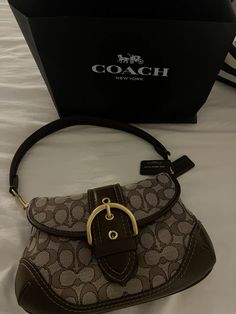 coach soho bag #coach #purse #soho #coachpurse Coach Soho Bag, Coach Bag Outfit, Summer Bag Essentials, Y2k Handbag, Luxury Bags Collection, Vintage Coach Bags, Girly Bags, Girly Accessories