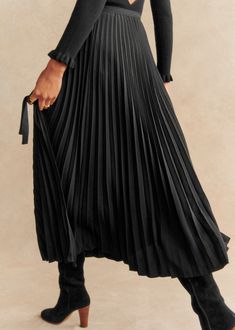 Pleated midi skirt;Wrap-around cut;Side tie fastening and button inside;Unlined;Side length 91 cm / 35.8 (for a 36) Midi Rok Outfit, Dino Skirt, Midi Rock Outfit, Maxi Pleated Skirt, Styling Skirts, Statement Skirt, Midi Skirt Outfit, Fashion Skirts, Fall 24