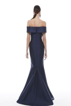 Looking for an elegant and eye-catching gown for your next special event? Check out the Frascara 4313. This stunning off-the-shoulder dress features a unique 'tie' collar with crystal center detail. The mermaid silhouette is figure-flattering and the hidden back zipper makes it easy to slip on and off. Plus, the satin lining ensures a comfortable fit. Women Christmas Outfits, The White Room, Plastic Dress, Christmas Dress Women, Christmas Outfits Women, Glamorous Party, Trumpet Skirt, Couture Bridal, Christmas Party Outfits