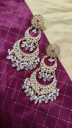 Create an elegant look with these Bollywood Kundan chandelier earrings. These Indian Chandbali earrings feature an ornate combination of metal and shiny Kundan stones, for the perfect bridal statement. Designed In Punjabi and Pakistani weddings jewelry style, these earrings will add a touch of glamour to your look. Bridal Statement Earrings, Chandbali Earrings, Earrings Indian, Indian Earrings, Kundan Necklaces, Jewelry Style, Cz Jewelry, Pakistani Wedding, American Diamond