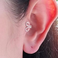 a woman's ear is shown with the letter s on it