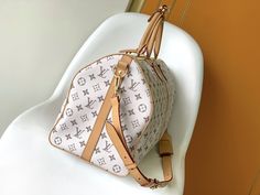 Louis Vuitton reinterprets the Neverfull classic handbag, exploring the exquisite details inside the bag. The redesigned inner pocket features a fresh textile lining and vintage details inspired by the Louis Vuitton archives, and the most commendable is the detachable zip clutch, which can be used alone as a delicate clutch. Can also be used as an extra pocket. Bright lining shades add more liveliness to Monogram’s classic canvas. Dimensions: 45×27/20 Louis Vuitton Yayoi Kusama, White Louis Vuitton, Louis Vuitton Capucines, Vintage Details, Large Cosmetic Bag, Lv Purse, Lv Shoes, Medium Handbags, Lv Belt