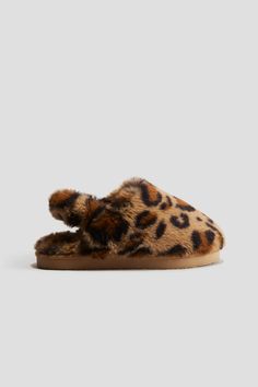 Slippers in soft  napped fabric. Fluffy trim over foot and an elasticized heel strap. Lining and insoles in fluffy fabric. Fluted soles. Sole thickness 1/2 in. Leopard Print Slippers, Sleeping Slippers, Big Slippers, Slippers Fluffy, Trendy Slippers, Fluffy Fabric, Bee Embroidery, Leopard Print Shoes, Pink Minnie