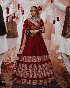 Indian Bridal Wear Red, Latest Bridal Lehenga Designs, Best Indian Wedding Dresses, Red Bridal Dress, Bridal Lehenga Designs, Latest Bridal Lehenga, Stile Hijab, Wedding Lehenga Designs, Indian Wedding Outfit