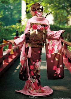 wedding kimono Female Gundam, Traditional Japanese Wedding, Japanese Wedding Dress, Japanese Wedding Kimono, Moda Kimono, Furisode Kimono, Red Kimono, Kimono Japan, Japanese Wedding