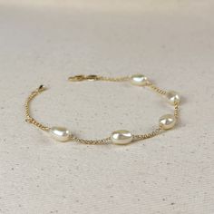 Indulge in the timeless beauty and sophistication of our 18k Gold Filled Spaced Baroque Pearl Bracelet. The perfect blend of elegance and delicacy, this classic piece exudes a luxurious charm that will elevate any outfit. Add a touch of opulence to your wardrobe and captivate with every turn of your wrist. Metal: 18k Gold Filled Width: 10mm Simulated Baroque Pearl Beads Size: 6.5 + 1 inch adjustment. Hypoallergenic Water-resistant Handcrafted in Brazil