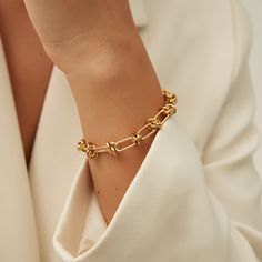 DESCRIPTION & DETAILS A unique approach to the classic chains, the Quinn bracelet boasts stunning knot links designed to spice up any look. Its unique form allows one to make a statement, enough to carry a style that will never go unnoticed. Plating: 14k Gold Materials: 14K Gold on Stainless Steel Measurements: 16 + 6 cm extender Hypoallergenic SUSTAINABILITYIn-house plating - All pieces are hand crafted by our in-house jewellers ensuring a high standard of working conditions.Fair pricing - Due Elegant Formal Chain Bracelet With Hook And Links, Formal Bracelets With Hook And Links, Elegant Formal Paperclip Bracelet With Chunky Chain, Elegant Metal Paperclip Bracelet, Elegant Metal Chain Bracelet With Hooks And Links, Elegant Chain Bracelet With Hooks And Links, Elegant Bangle With Chunky Chain Bracelet, Elegant Chunky Chain Bangle Bracelet, Chic Bracelets With Solid Link Construction